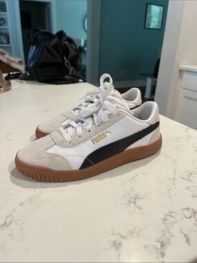 Puma White Sneakers with Black Formstripe and Gum Sole Big kids